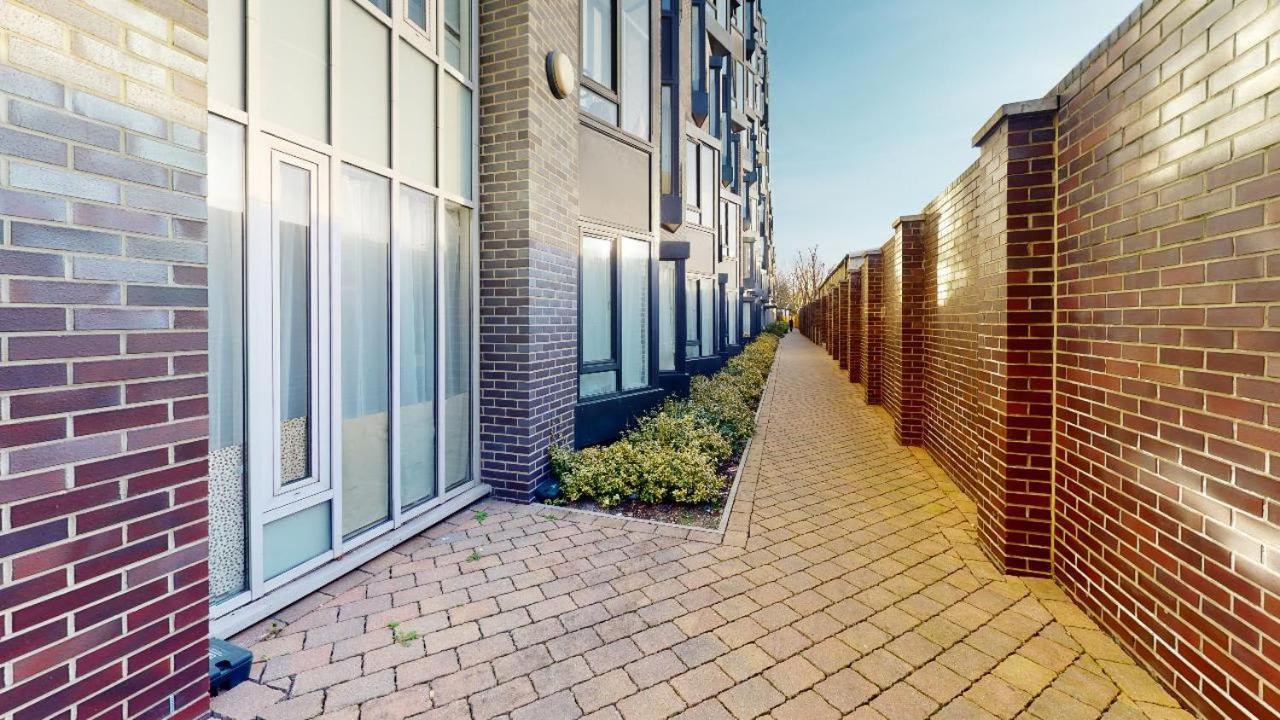 Apartamento For Students Only East Court In *